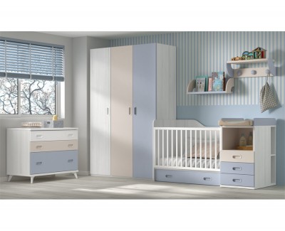 Babyzimmer mit Bett, das zum Kinderbett umgebaut werden kann, mit Kommode und Kleiderschrank
